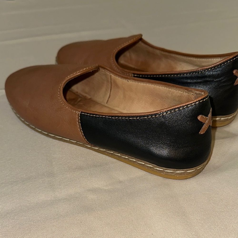 CHARIX Camel/Black Leather Slip-On Loafers Size 40